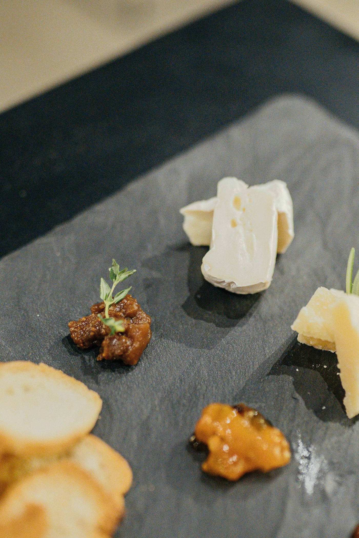 Verzorgd kaasplateau op leisteen met chutney en brood