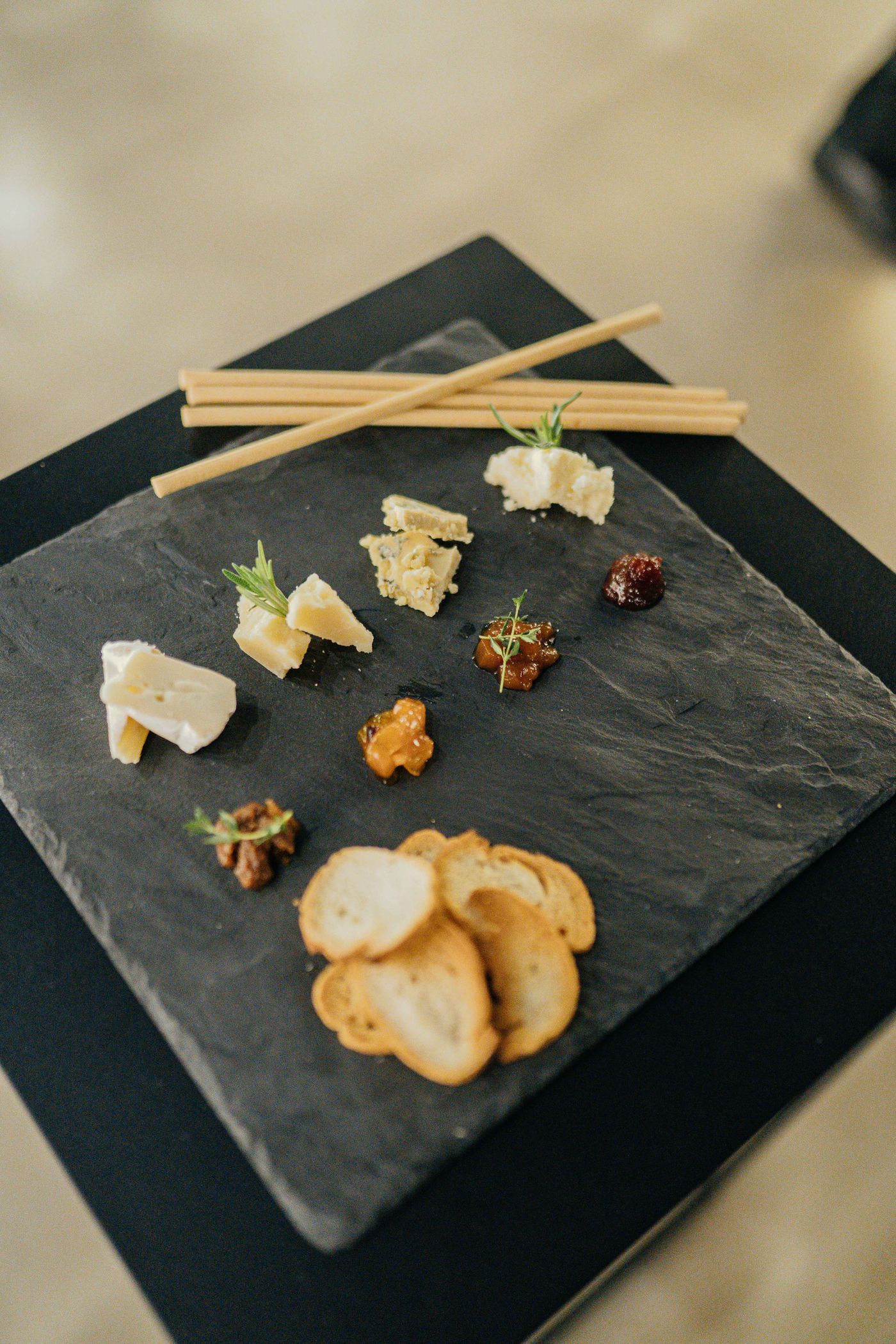 Leisteen plank met kazen van mild naar sterk, chutney en toast